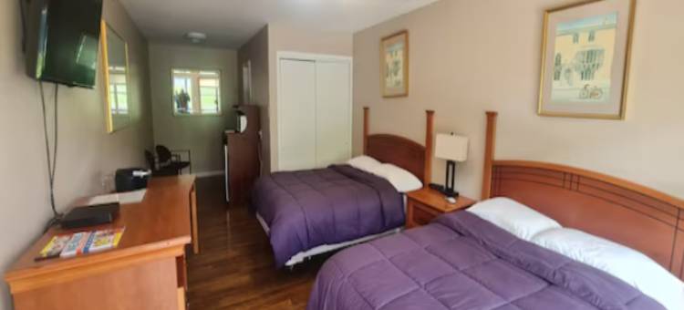 OYO东斯特劳兹堡波科诺斯的Werry's小屋汽车旅馆酒吧(Werry's Cottages Motel & Pub by OYO East Stroudsburg Poconos)图片