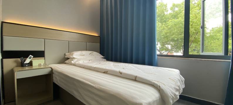 茸华宾馆(上海松江体育中心地铁站店)图片