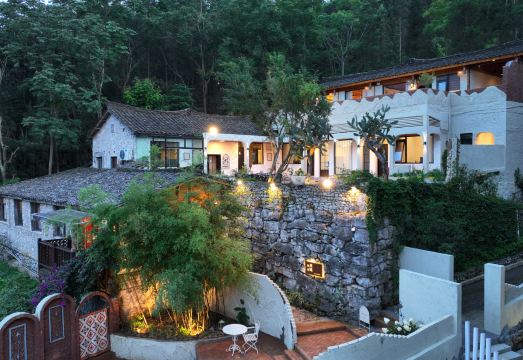 万峯林事无花径民宿外景图