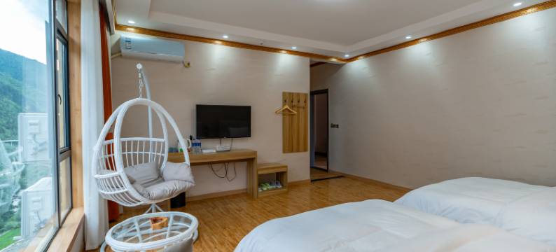 四姑娘山山与民宿图片