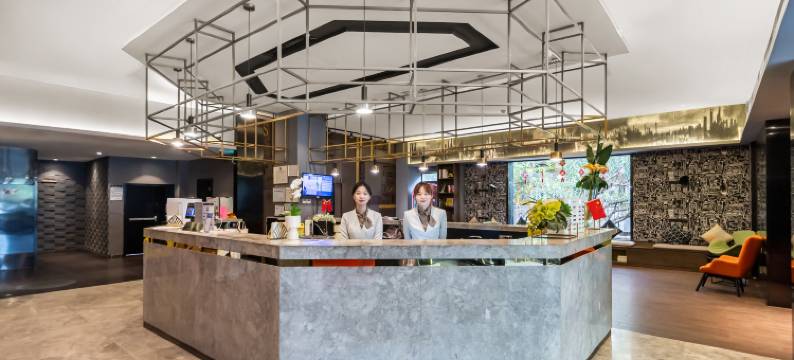 万和至臻酒店(上海日月光打浦桥地铁站店)图片
