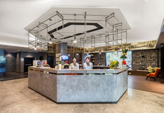 万和至臻酒店（上海日月光打浦桥地铁站店）外景图