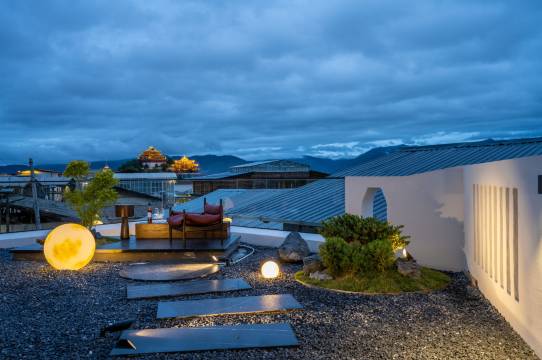 相逢不晚SilveryMoonlight|慢城供氧设计师民宿(独克宗古城大佛寺转经筒店)图片