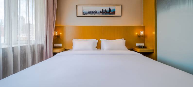 海明威大酒店(青岛CBD万达广场宁夏路地铁站店)图片