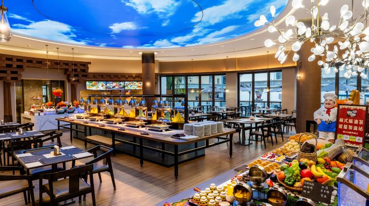 3-Day Autumn & winter pre-sale: Jiuzhaigou & Huanglong · Foliage & Travertine Pools — free VIP lounge access and upgrade to InterContinental Resort Jiuzhai Paradise