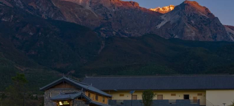 云水深深玉湖居•日照金山全景•秘境度假酒店图片