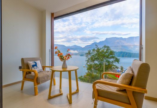 Shan hai min su Hotel Overview