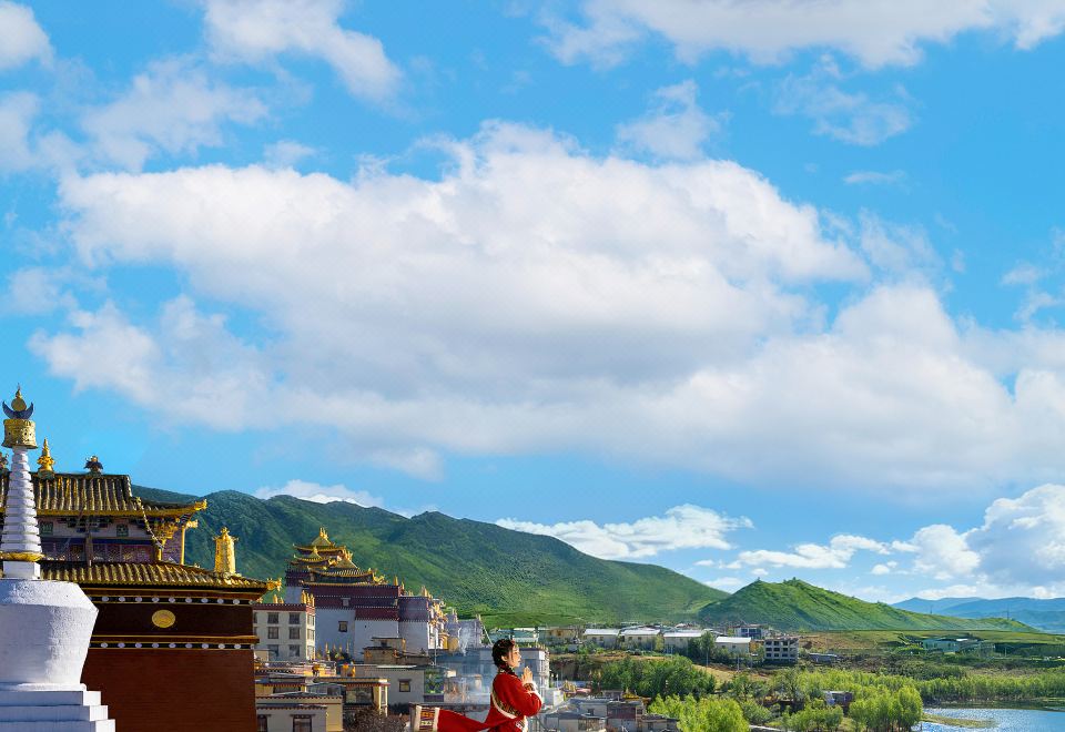 Songzanlinli | Snow Mountain & Lake • Temple View Manor (Inside Songzanlin Monastery Scenic Area) over view