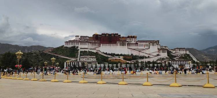 拉萨渝东假日酒店(大昭寺八廓街店)图片