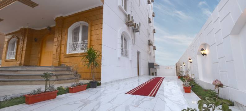 金色之家(Golden House)图片