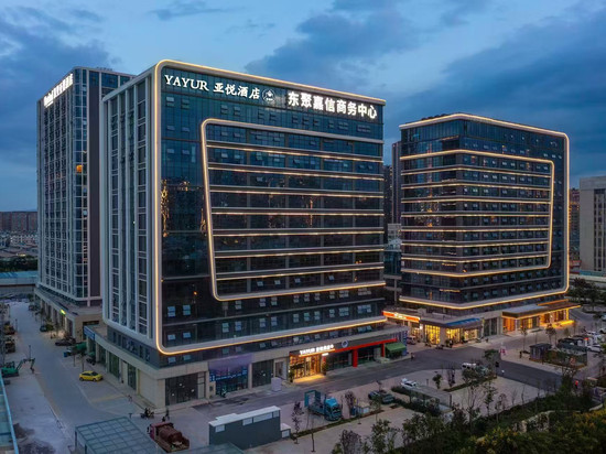 亚悦酒店(高原明珠国际商贸城昌宏西路地铁站店)
