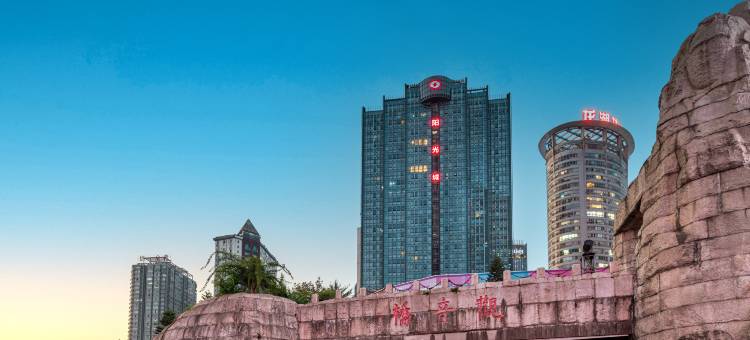 IU酒店(重庆观音桥步行街轻轨站店)图片