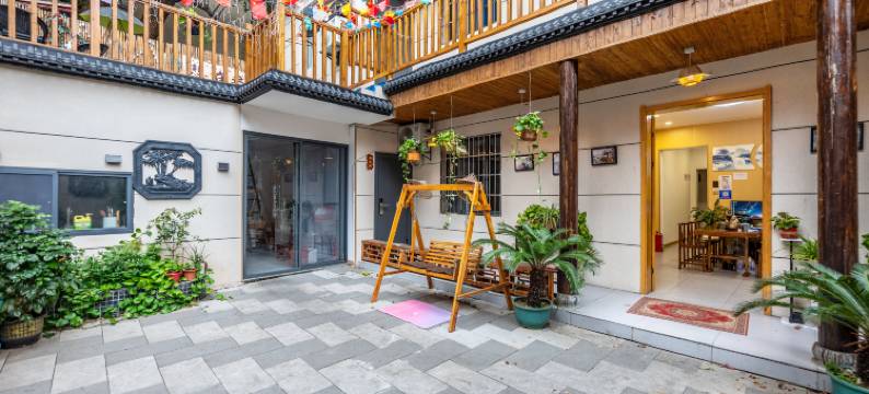 洋毅投影小院民宿(九江火车站第七中学店)图片