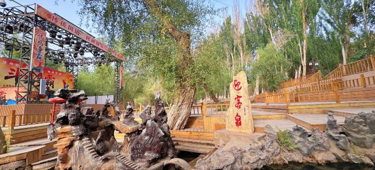 驼铃天下木屋酒店(库木塔格沙漠景区店)图片