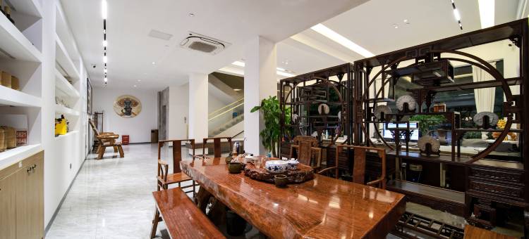 西双版纳景洪新友达酒店(曼听公园泼水广场店)图片