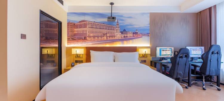 法布戈电竞电影酒店(西美花街红旗大街店)图片