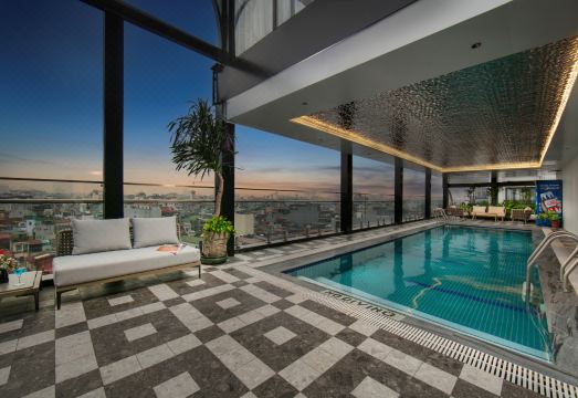 MAY DE VILLE Lakeside Hotel Hotel Overview