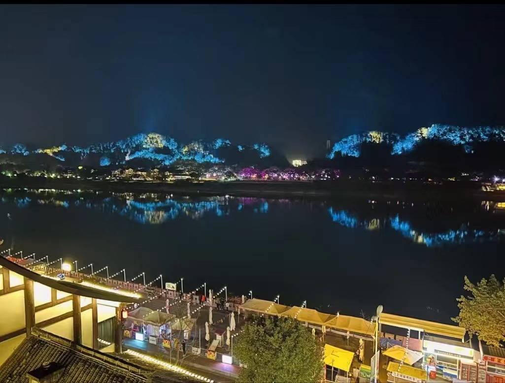 被梦叫醒江景酒店(乐山大佛景区张公桥好吃街店)图片