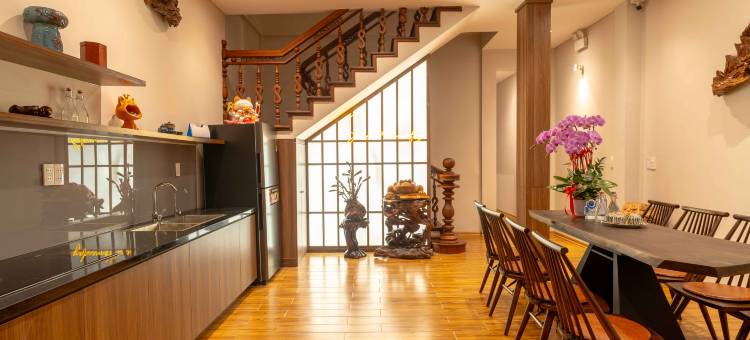 Khu bếp chung và bàn ăn tại Su'e Homestay Huế