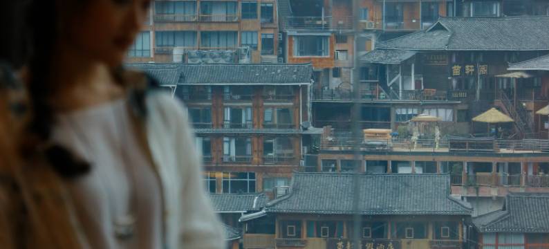 西江明宿枫香油画艺术轻奢民宿图片