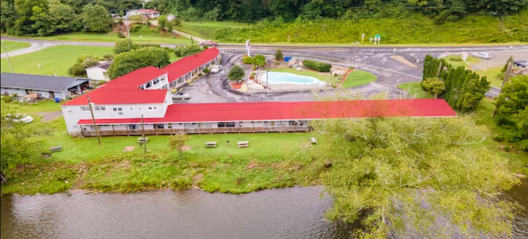 Oyo劳埃德河畔乡村旅馆(Lloyd's on the River Country Inn by OYO)图片