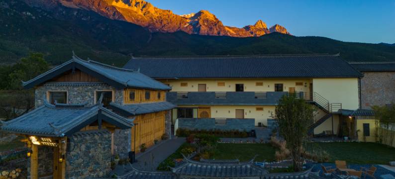 云水深深玉湖居•日照金山全景•秘境度假酒店图片