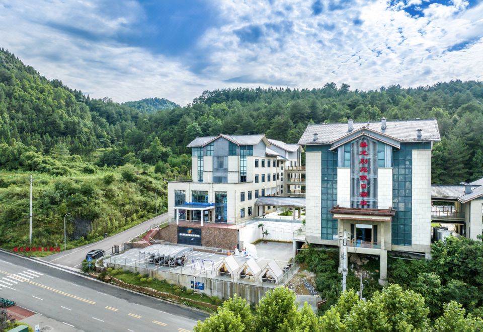 Holiday Inn Xulong Bieyuan (Chongqing Hei Valley Scenic Area) over view