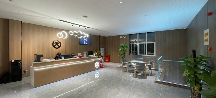 嘿π电竞酒店(洛阳宝龙城市广场龙门高铁站店)图片
