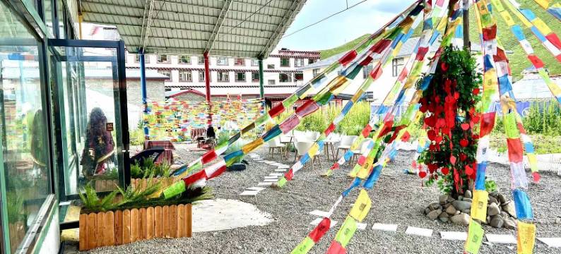 色达金色家园酒店图片