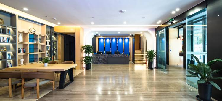 R ROYALSS HOTEL(九寨沟游客中心店)图片