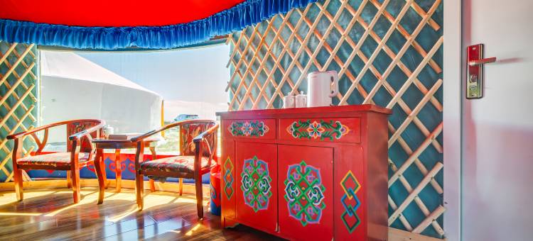 呼伦贝尔市陈巴尔虎旗金骄草原非遗传统蒙古包民宿图片