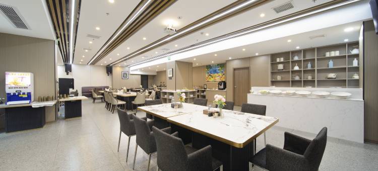 雅斯特国际酒店(深圳国际会展中心沙井地铁站店)图片