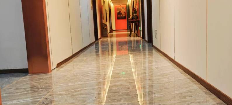 红山行大酒店(甘孜县317国道雅砻湿地公园店)图片