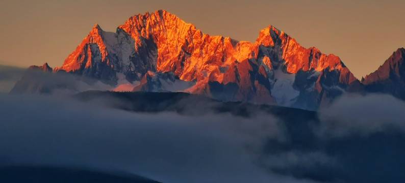 丽江束河玥色溪畔花园客栈图片