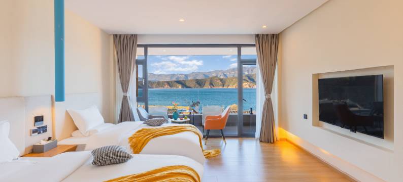 泸沽湖伴山隐宿湖景度假酒店图片