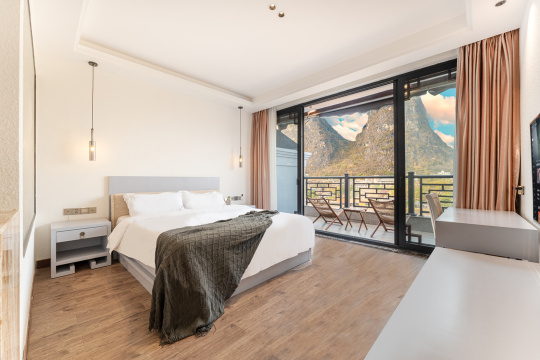 Carefree Resort (Yangshuo Yulong River Ten-mile Gallery) Hotel Overview