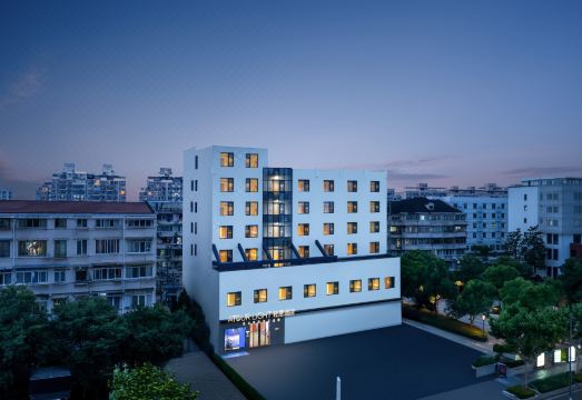 上海五角场黄兴路地铁站轻居酒店外景图