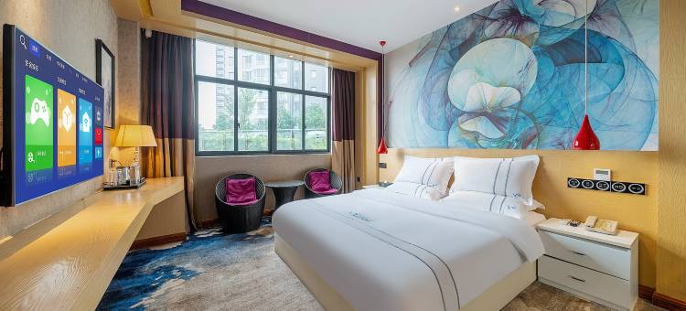 V+精品主题酒店(兴仁广场振兴大道店)图片