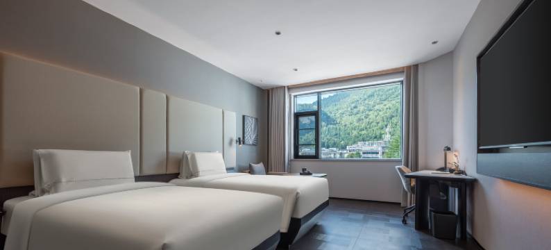 张家界国家森林公园标志门亚朵酒店图片