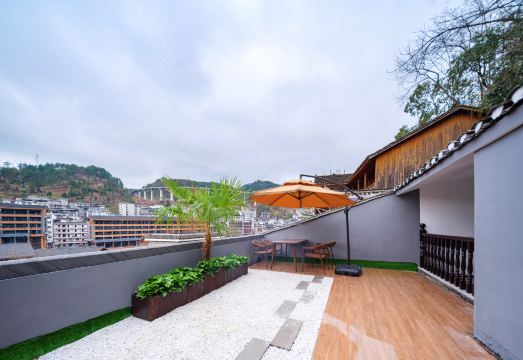 Lingqian River View Hotel (Phoenix Ancient City BrHotel Overview