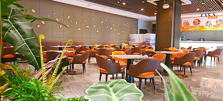 新县新云畔酒店(火车站店)图片