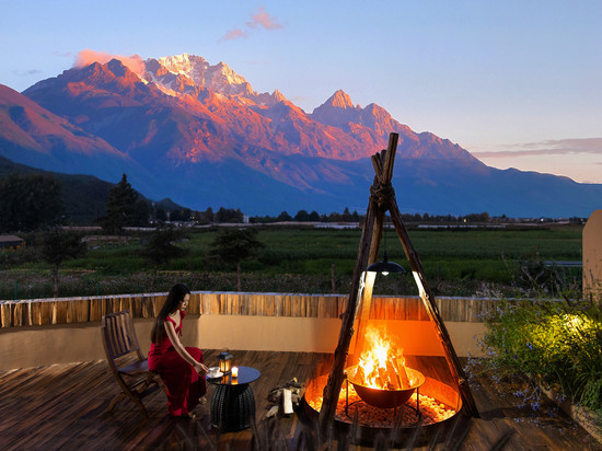 山眷云·日照金山·田也咖啡·雪山全幅画景酒店