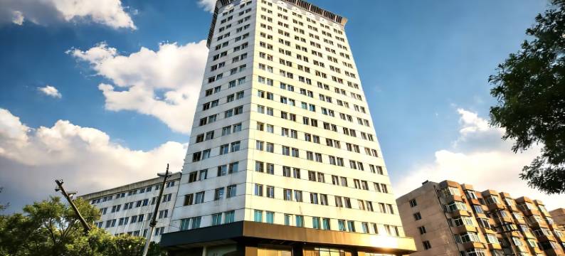 尖峰·悦电竞酒店(鞍山万象汇火车站店)图片