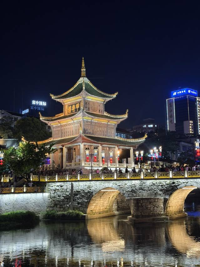 贵阳大十字广场喷水池高空亚朵酒店图片
