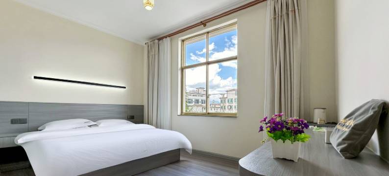 玉龙蓝天酒店(丽江高铁站店)图片