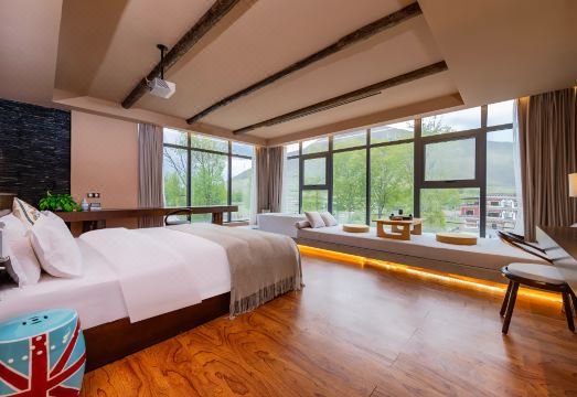 康定市新都桥玖灵山居酒店外景图