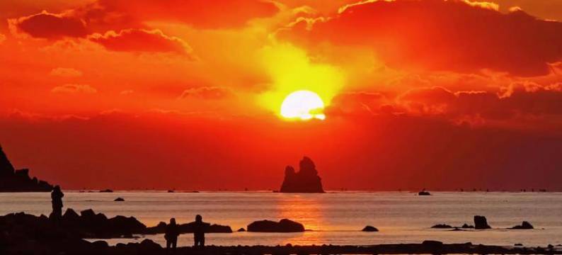 破晓观海日出海边露营民宿图片