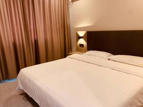 易居酒店(联盟路柏林庄地铁站店)