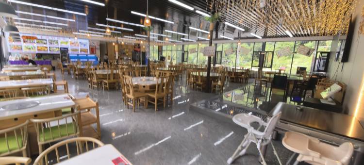 溪畔汤泉度假酒店(毕棚沟景区理小路店)图片
