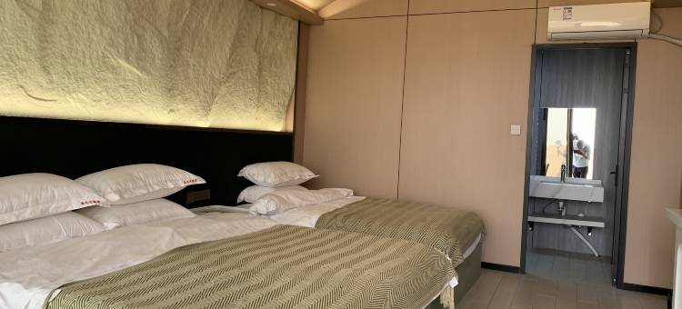 腾格里沙漠星际露营地图片